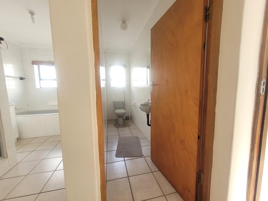 To Let 4 Bedroom Property for Rent in Wavecrest Eastern Cape